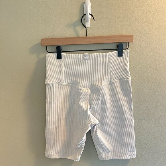 Athleta x Alicia Keys Elation Bike Shorts Size Medium Rib Magnolia White 9 Inch - Picture 4 of 9